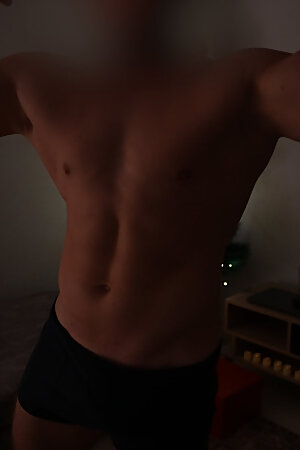 Strong guy posing while wanking at the evening and cums a lot