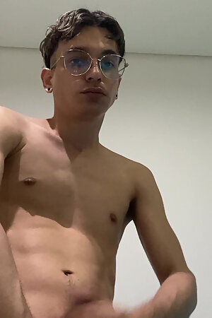 FEMALE TWINK SHOWING HIS DICK AND PUSSY