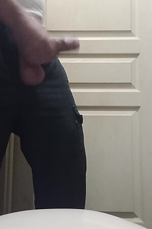 A guy jerks off in the toilet