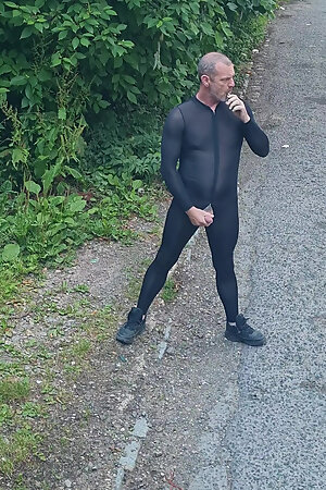 Wank and cum outdoors wearing a spandex bodysuit