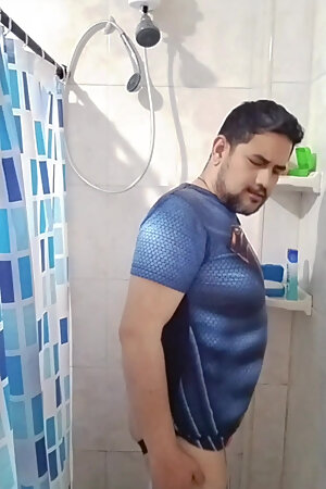 Fat man takes advantage of his companions' absence to bathe without distractions