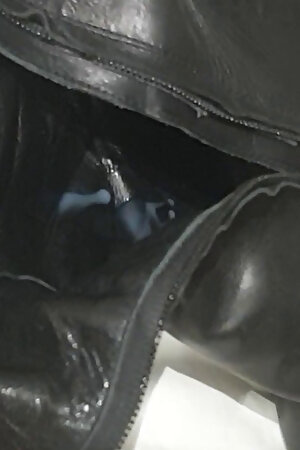 Defloration of her right boot