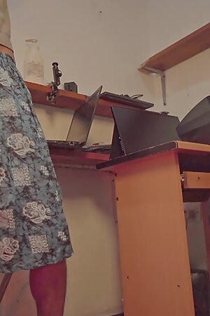 My friend like watching me playing and cum than game