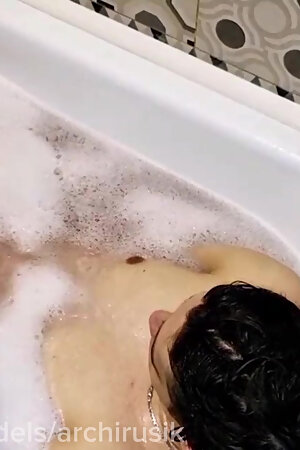 I spied on a huge cock bathing and gave a powerful thick cock a blowjob until I came!