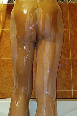 Wet tights. I pour water over myself.