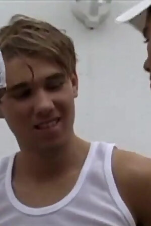 Cadinot: threesome between twinks