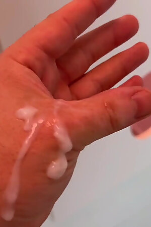 He Claims to Be Straight - but Then He Cums at the Gloryhole