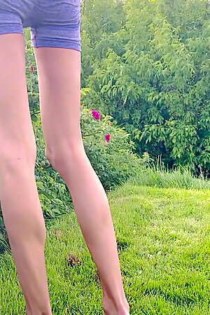 Public flashing in parc yoga shorts flip flops