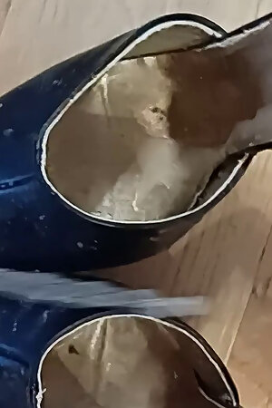 Mega load injected into the hooker heels