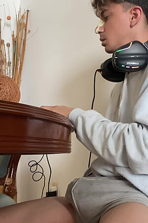 TWINK GETTING HORNY WHILE WATCH PORN