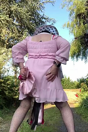 In outfit with a little pink dress and a hat for an evening party.