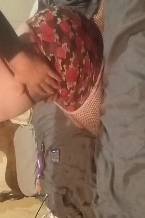 Straight man dressing as sissy and putting dildo in ass to cum almost instantly