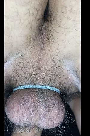 I masturbate in the bathroom and zoom in on my ass