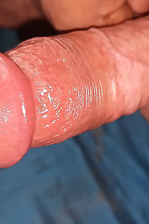 Anyone wants to suck my smooth cock, message me