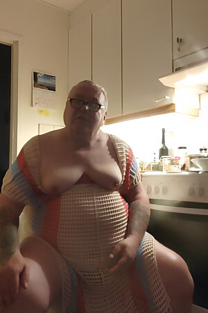 Gangstazz eating and Showing big ass and curvy body