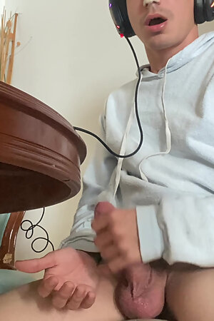 ANNDY USING FLESHLIGHT TO CUM