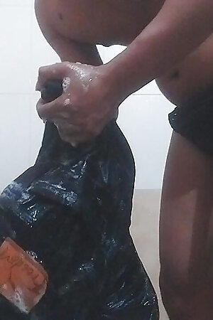 Bhathroom m gay masturbaci&oacute;n con la mano cocinero