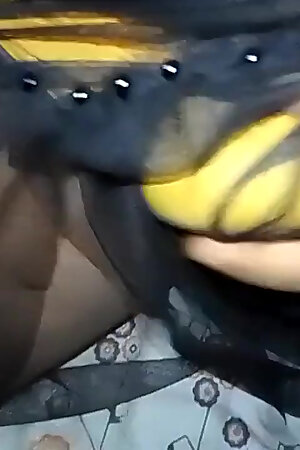 The Yellowish-yellowish Is the Black Black Black Gow and Puts the Tea